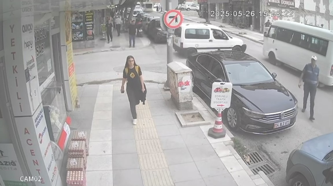 Elazığ’da hafif ticari araçla minibüs çarpıştı, kaza anı kamerada