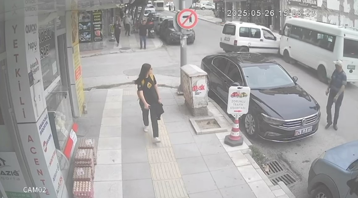 Elazığ&rsquo;da hafif ticari ara&ccedil;la minib&uuml;s &ccedil;arpıştı, kaza anı kamerada
