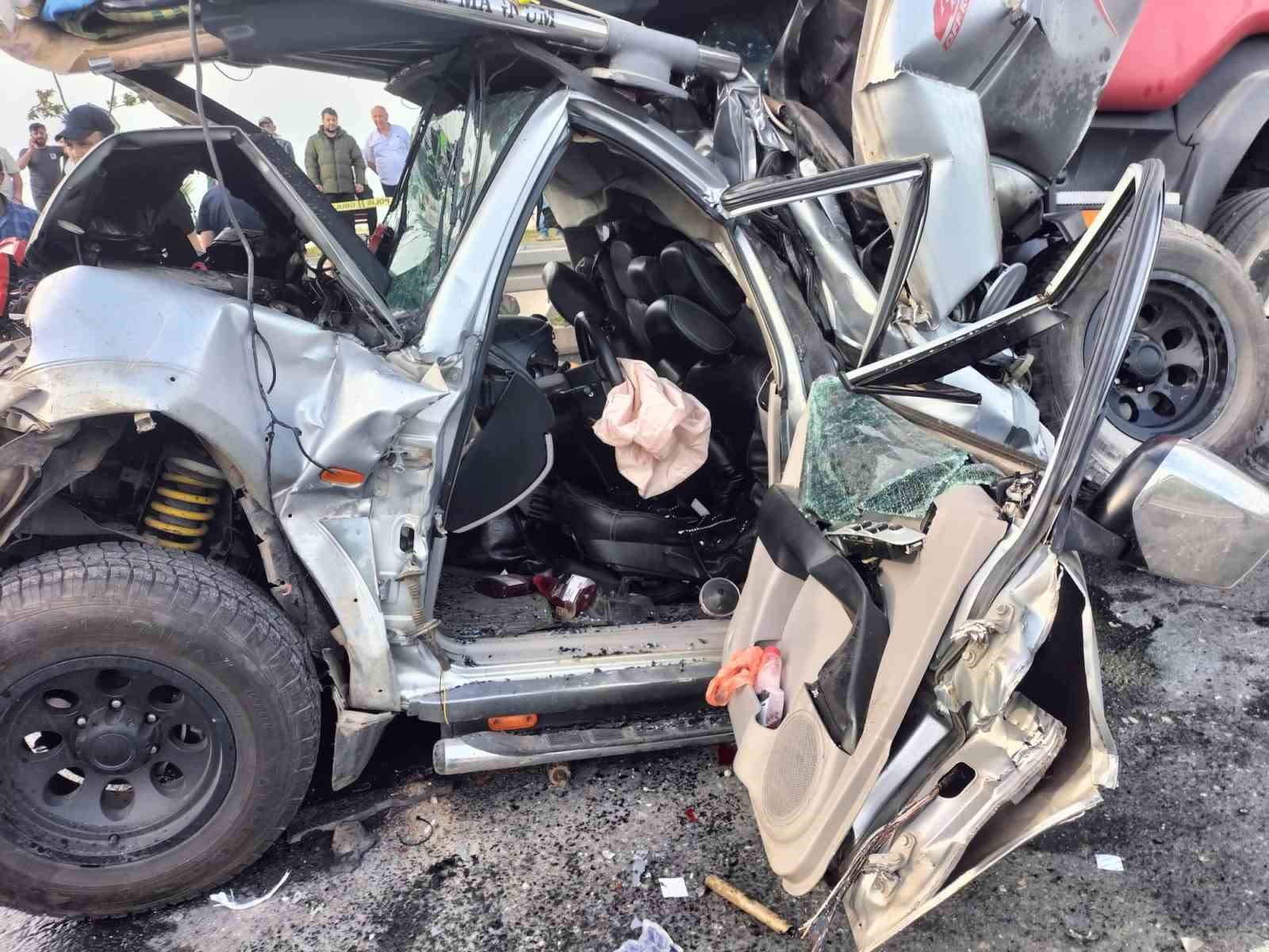 Trabzon’da iki tır arasına sıkışan araç hurdaya döndü: 3 yaralı