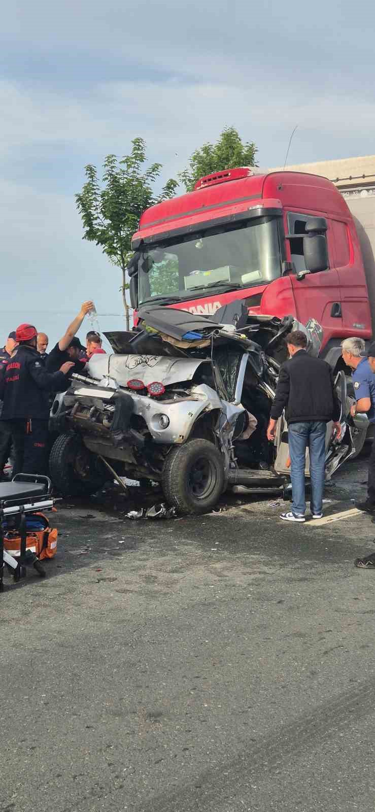 Trabzon&rsquo;da iki tır arasına sıkışan ara&ccedil; hurdaya d&ouml;nd&uuml;: 3 yaralı
