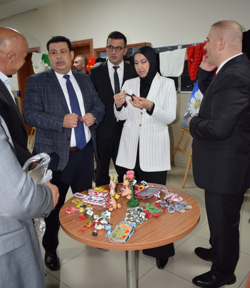 Patnos&rsquo;ta h&uuml;k&uuml;ml&uuml; ve tutukluların  el emeği &uuml;r&uuml;nleri sergilendi
