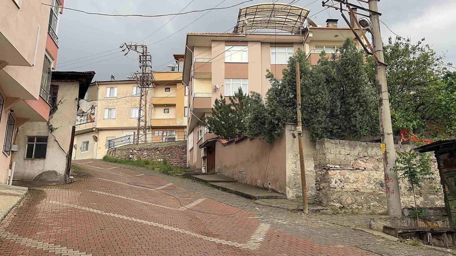 Kastamonu&rsquo;da fırtına, elektrik tellerini kopardı, binanın &ccedil;atısını u&ccedil;urdu
