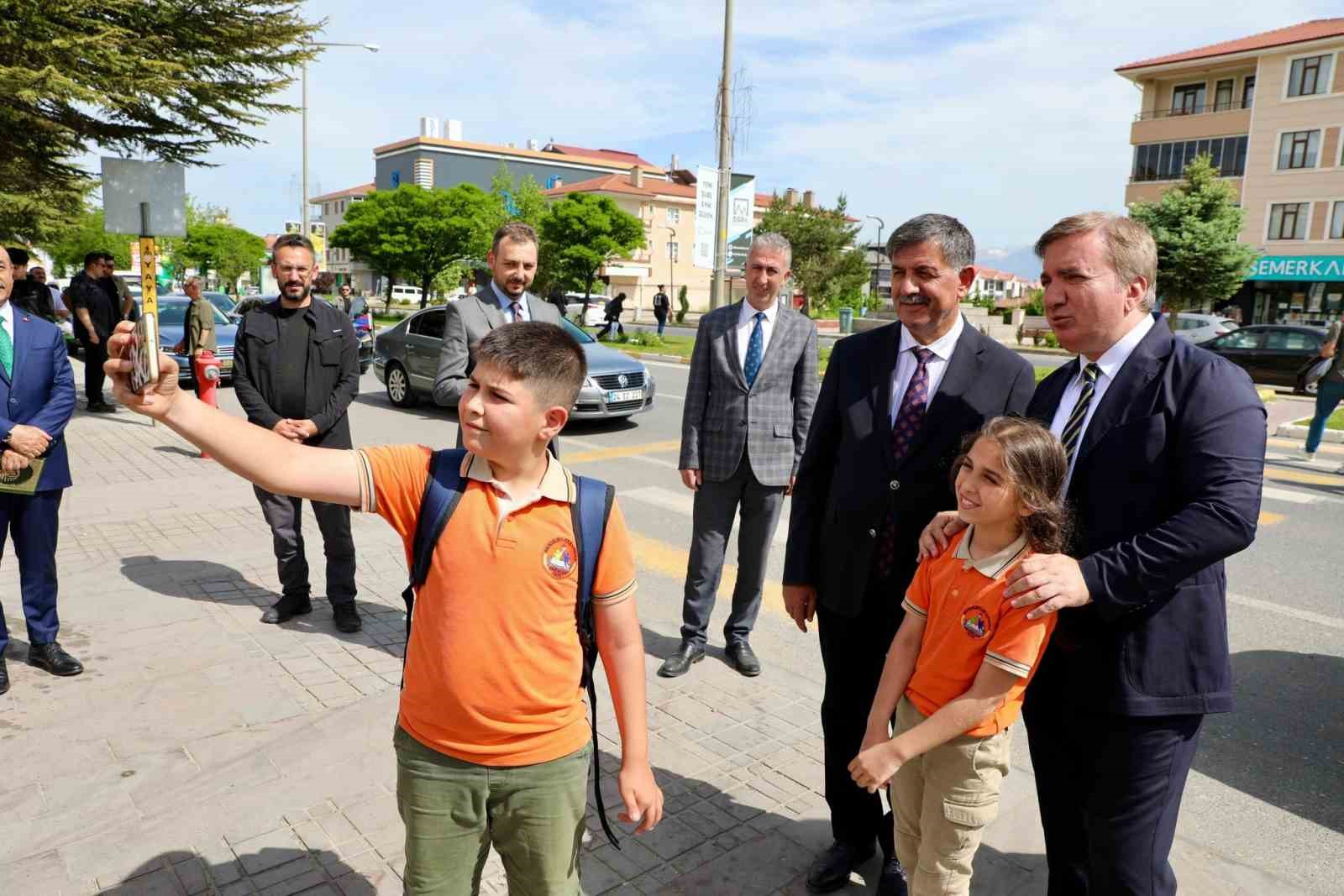 Vali Aydoğdu: "Kitap g&uuml;n&uuml;m&uuml;z&uuml;n y&uuml;zeyselleşen d&uuml;nyasında bize derinleşmeyi, ince d&uuml;ş&uuml;nmeyi &ouml;ğretiyor"
