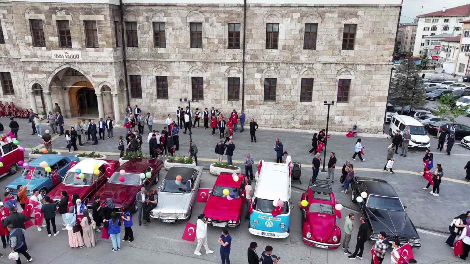 Sivas Uluslararası Film Festivali, kortej y&uuml;r&uuml;y&uuml;ş&uuml; ile başladı
