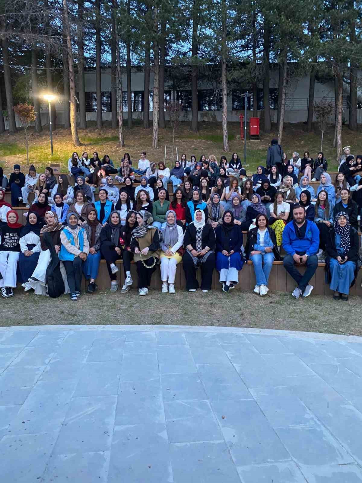 K&uuml;tahya&rsquo;da 130 kız &ouml;ğrenciye Murat Dağı kampı
