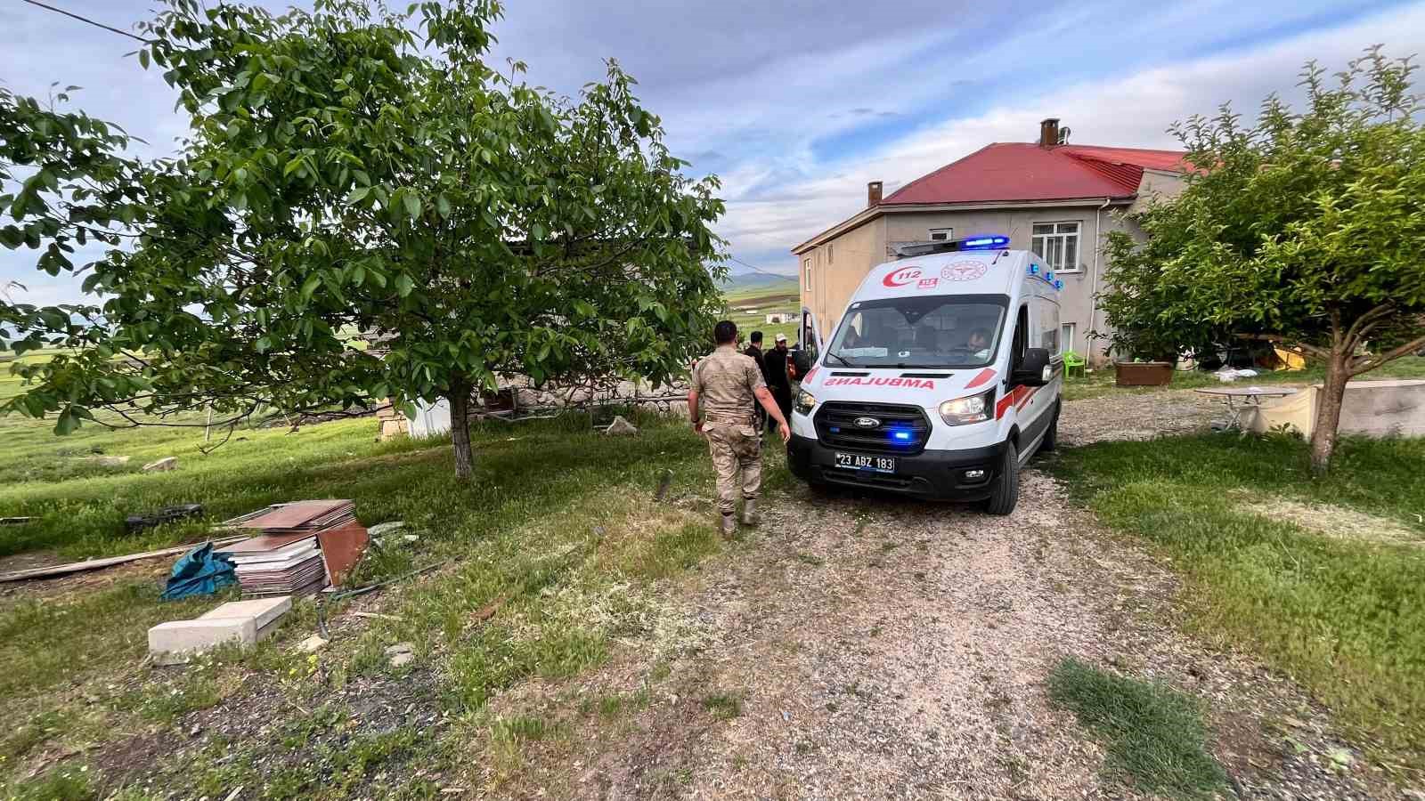 Elazığ’da traktörün altında kalan kişi yaralandı