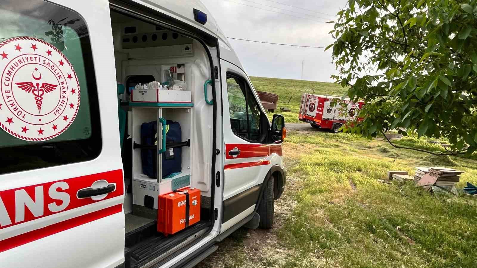 Elazığ&rsquo;da trakt&ouml;r&uuml;n altında kalan kişi yaralandı
