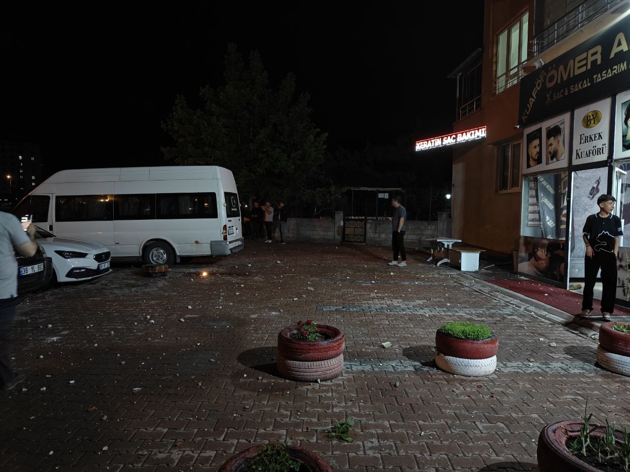 Kayseri’de apartmanın çatısına yıldırım düştü, park halindeki araçlar zarar gördü