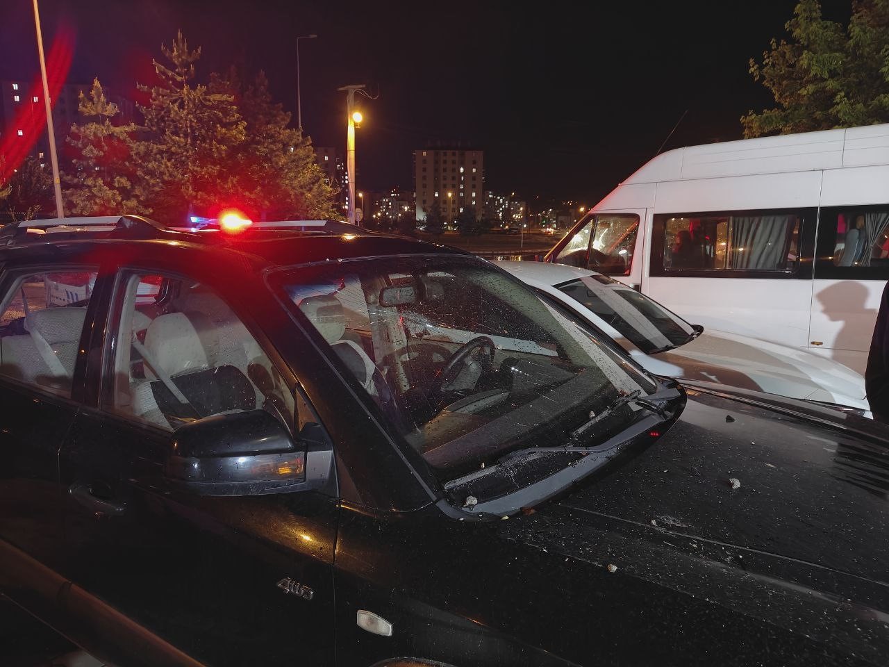 Kayseri&rsquo;de apartmanın &ccedil;atısına yıldırım d&uuml;şt&uuml;, park halindeki ara&ccedil;lar zarar g&ouml;rd&uuml;
