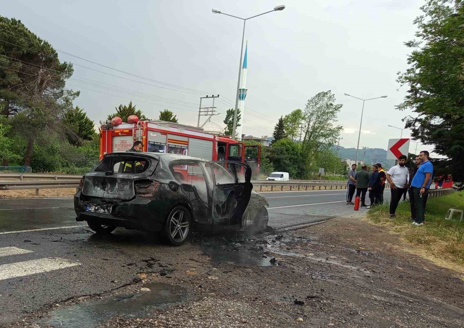 Ordu&rsquo;da seyir halindeki otomobilde yangın &ccedil;ıktı
