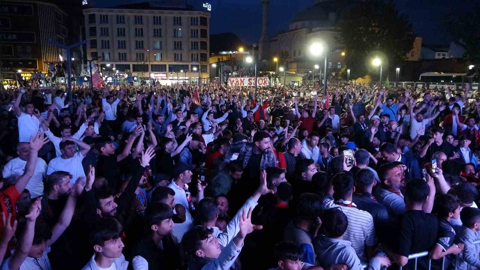 Elazığspor - Vanspor ma&ccedil;ının tatil edilmesi Van&rsquo;da sevin&ccedil;le karşılandı
