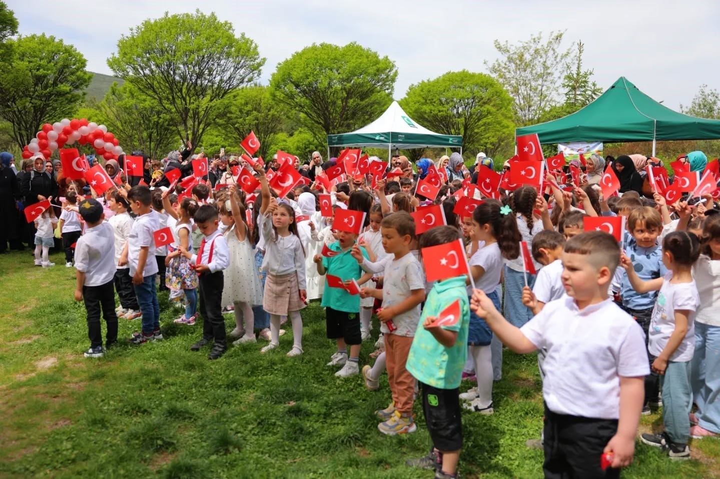 Kur&rsquo;an kursları yılsonu şenliği renkli g&ouml;r&uuml;nt&uuml;lere sahne oldu
