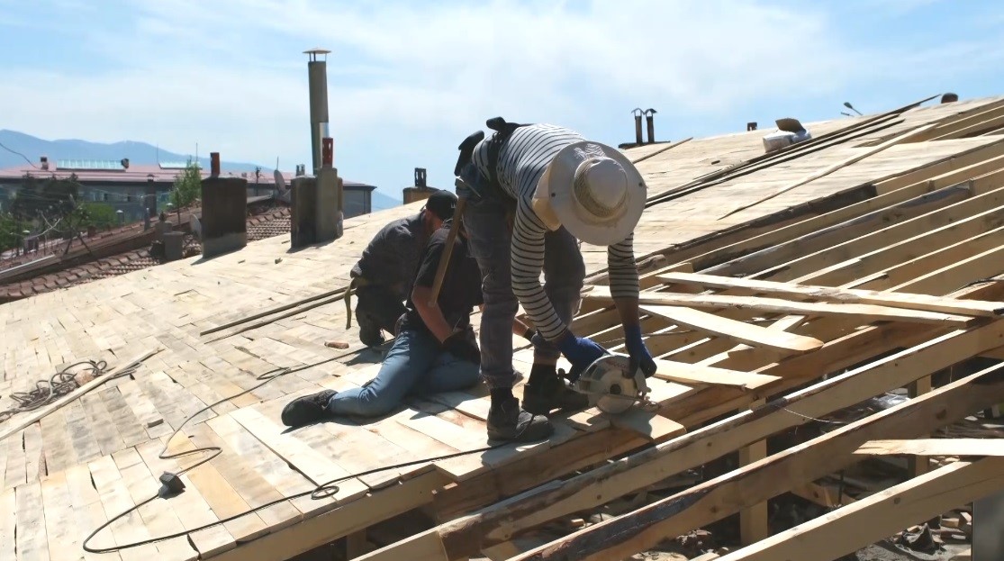 Yangında zarar gören işyerlerinde çalışmalar sürüyor