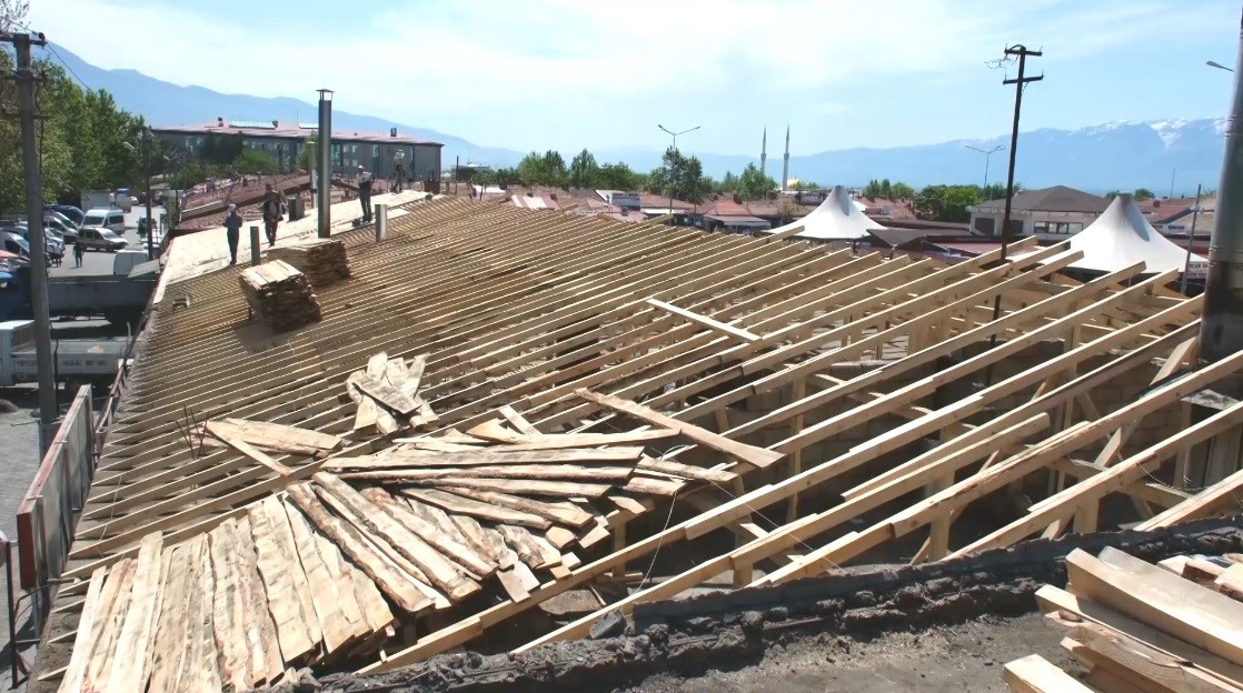 Yangında zarar g&ouml;ren işyerlerinde &ccedil;alışmalar s&uuml;r&uuml;yor
