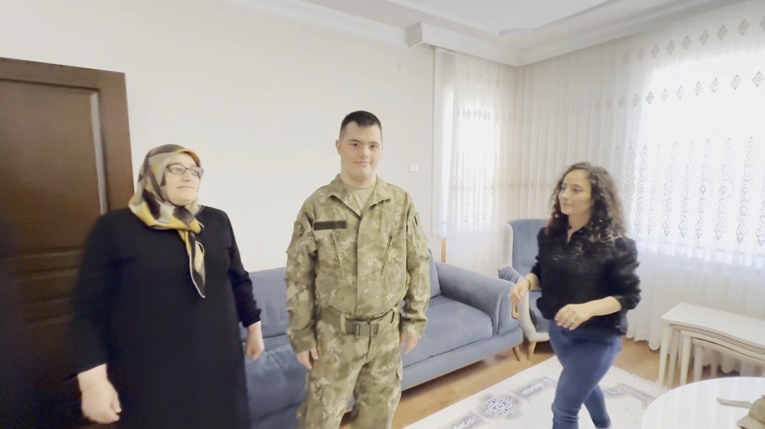 Down sendromlu gen&ccedil; i&ccedil;in asker uğurlaması yapıldı
