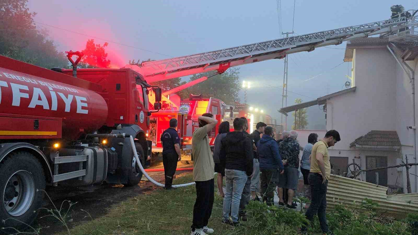 Apartmanın çatısında çıkan yangın paniğe neden oldu