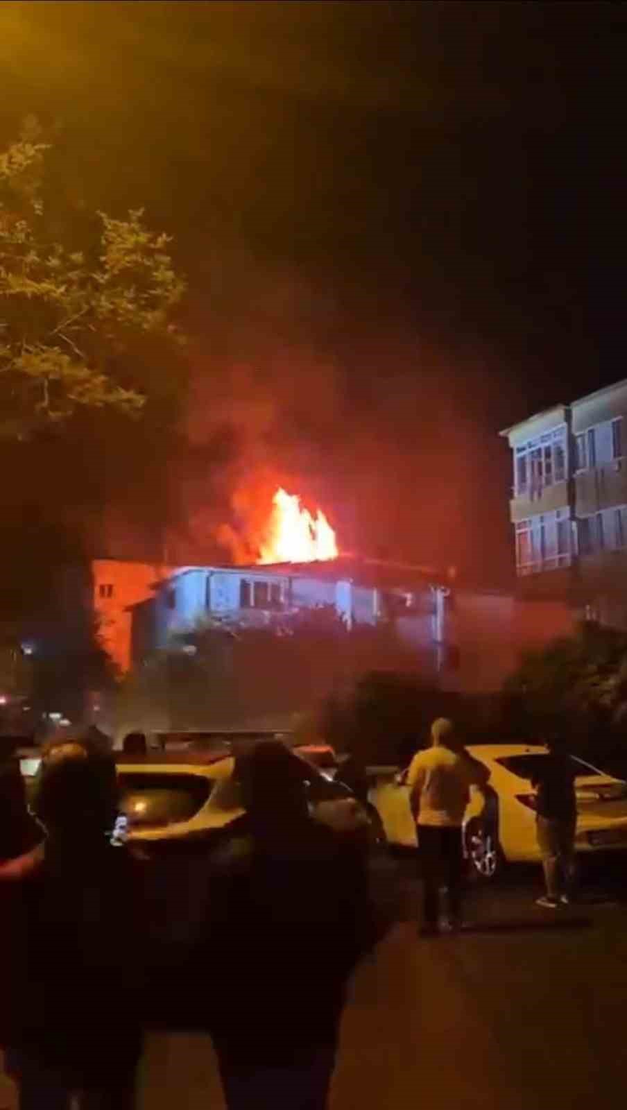 Sarıyer’de anaokulunda başlayan yangın yan binaya sıçradı: 2 kişi dumandan etkilendi