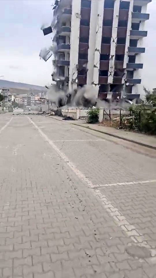 7 katlı bina iş makinesinin darbesiyle kağıt gibi yerle bir oldu
