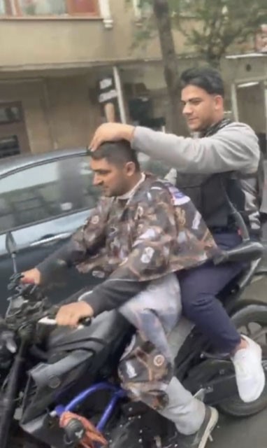 Sultangazi’de seyir halindeki motosiklet üzerinde tıraş
