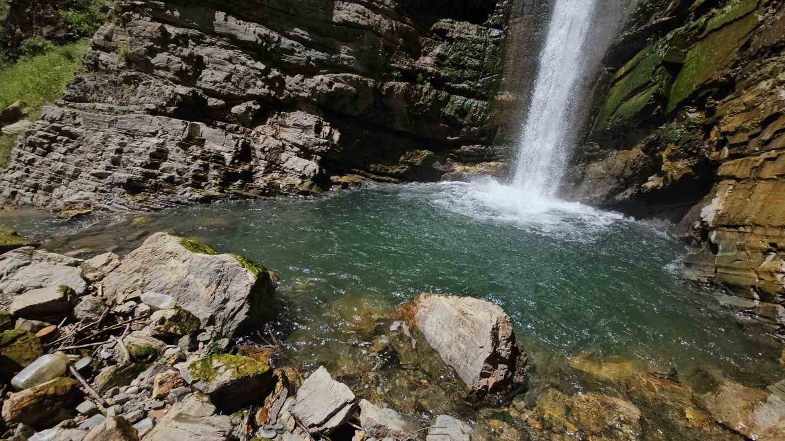 Gümüşkanat Şelalesi görenleri hayran bırakıyor
