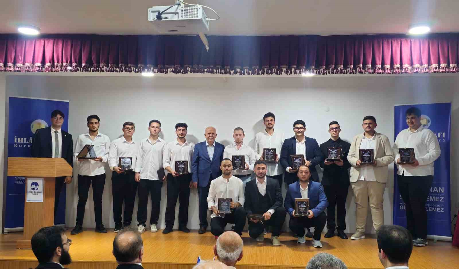 İhlas Vakfı Sıla Öğrenci Yurdunda mezuniyet sevinci