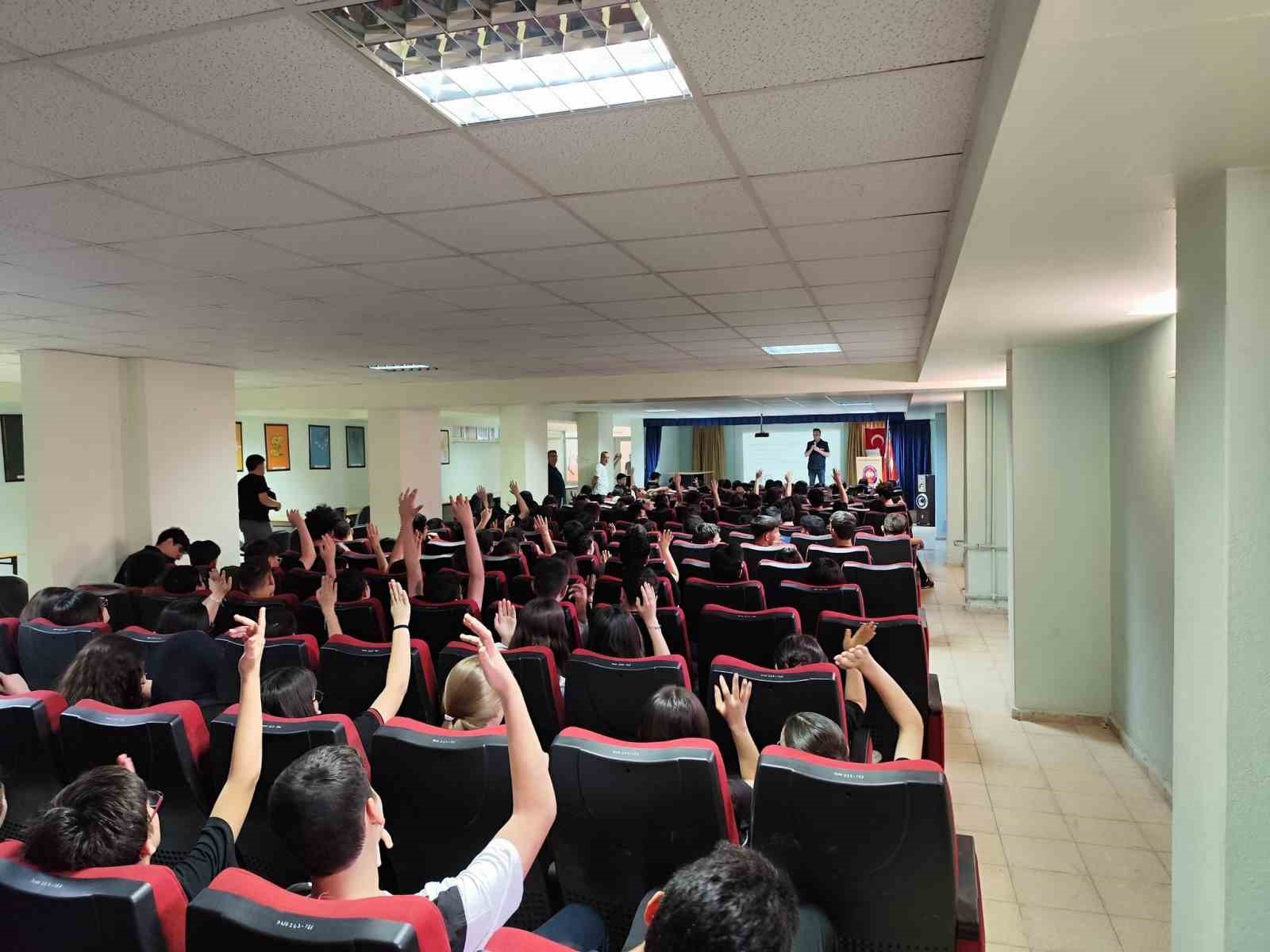 Denizli’de öğrenciler siber güvenlik konusunda bilinçleniyor

