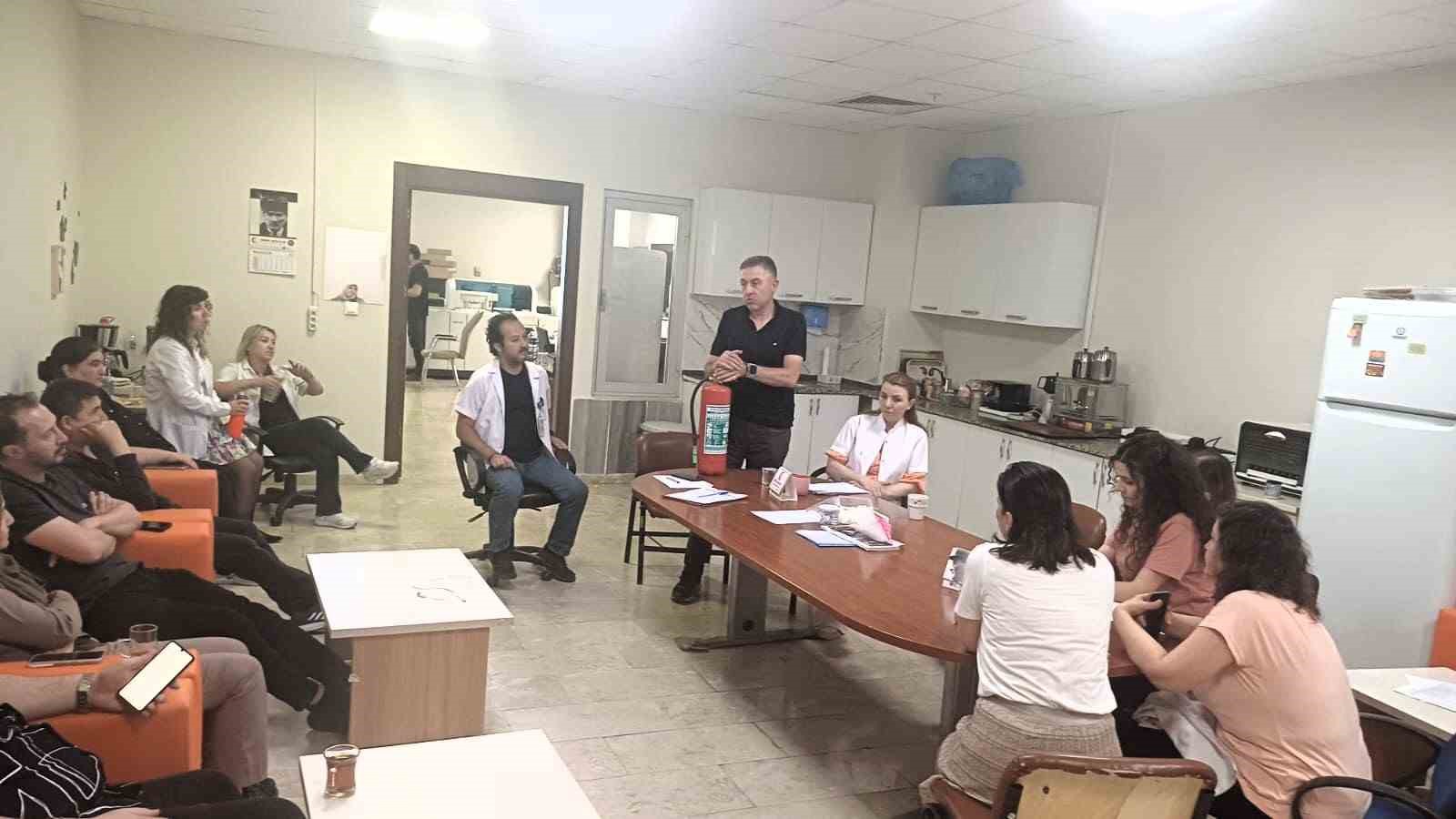 Afyonkarahisar Devlet Hastanesi’nde laboratuvar çalışanlarına hatırlatma eğitimi