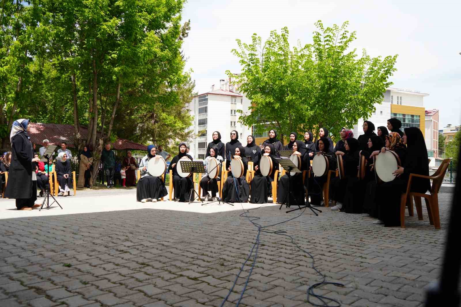 Yıl boyunca arı gibi &ccedil;alışan kadınların el emeği &uuml;r&uuml;nleri g&ouml;r&uuml;c&uuml;ye &ccedil;ıktı
