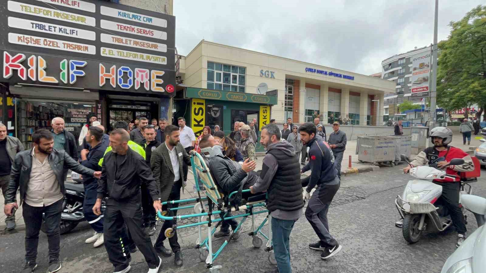 Belediye aşevinin aracı, motosikletle &ccedil;arpıştı
