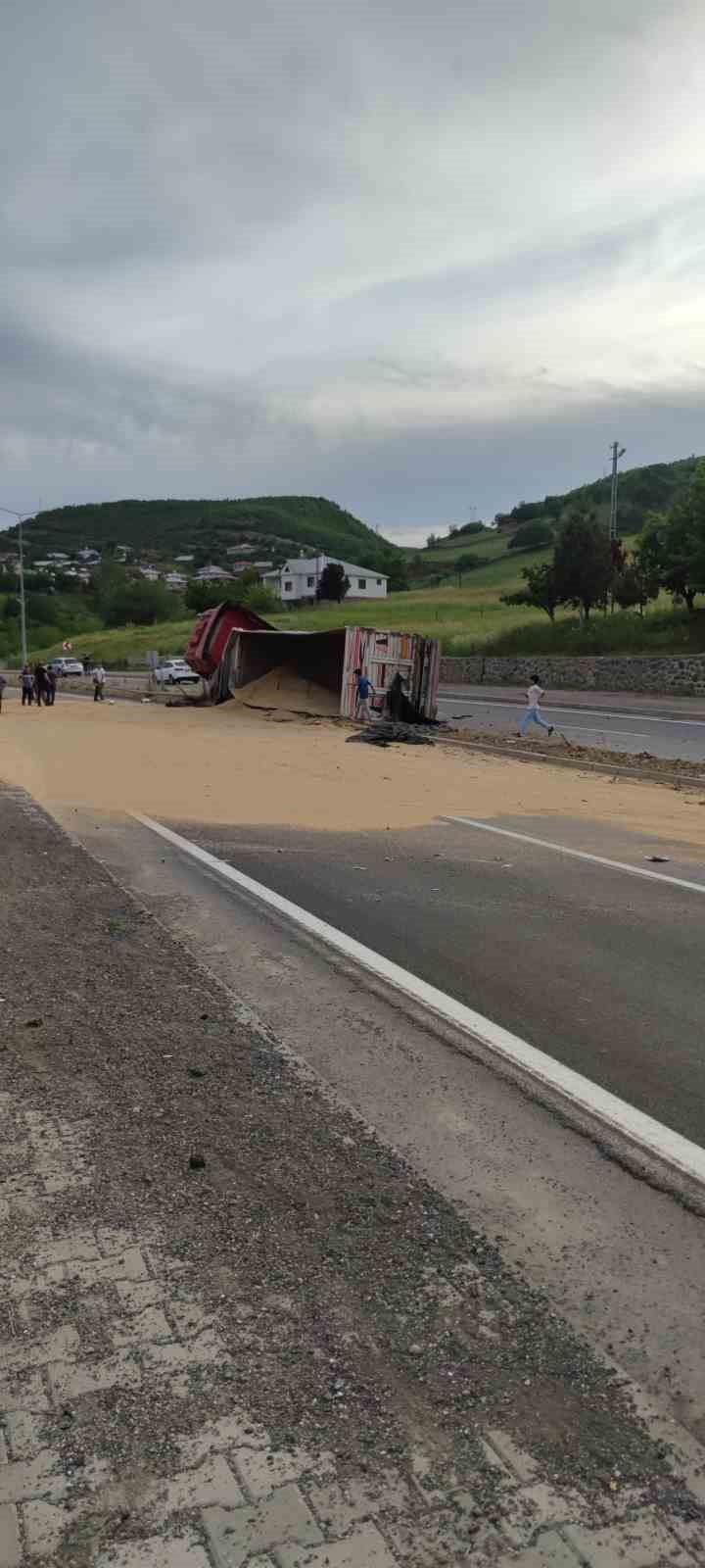 Bingöl’de buğday yüklü tır devrildi, yol trafiğe kapandı