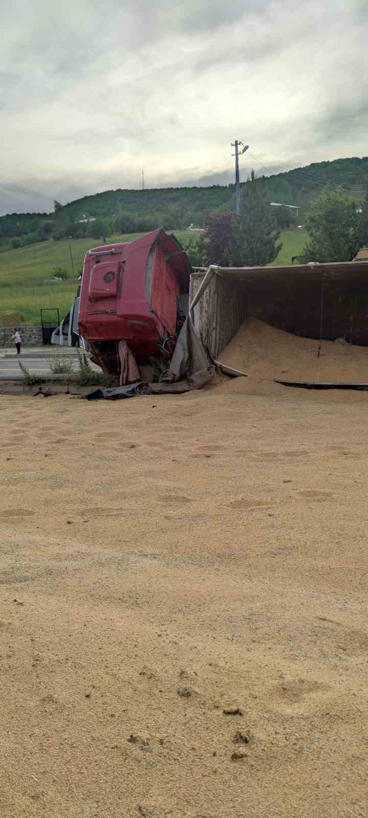 Bing&ouml;l&rsquo;de buğday y&uuml;kl&uuml; tır devrildi, yol trafiğe kapandı
