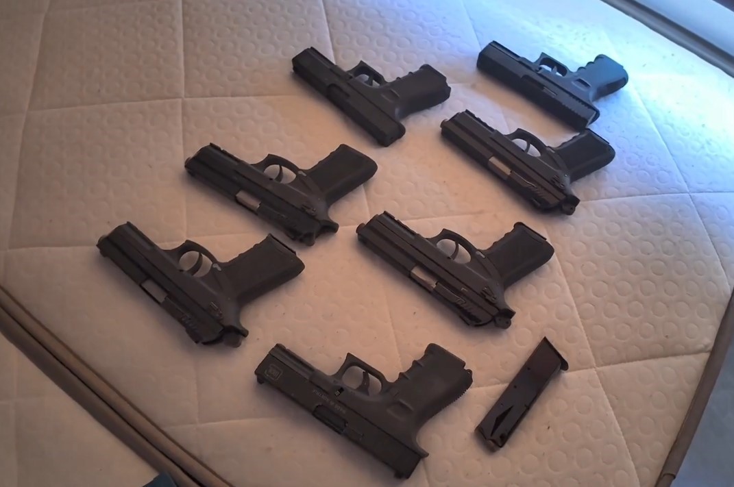 Uyuşturucu tacirinin zulası şaşırttı: Kokain, esrar ve silahlar ele ge&ccedil;irildi
