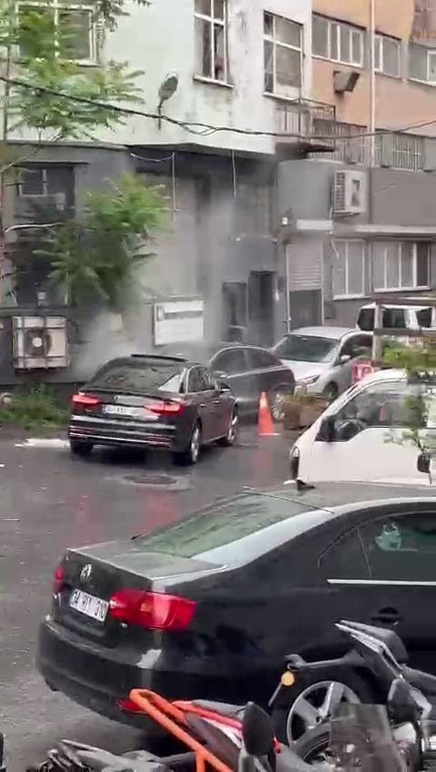 Kağıthane&rsquo;de kanlı pusu kamerada: Araca kurşun yağdırdılar, s&uuml;r&uuml;c&uuml; hayatını kaybetti
