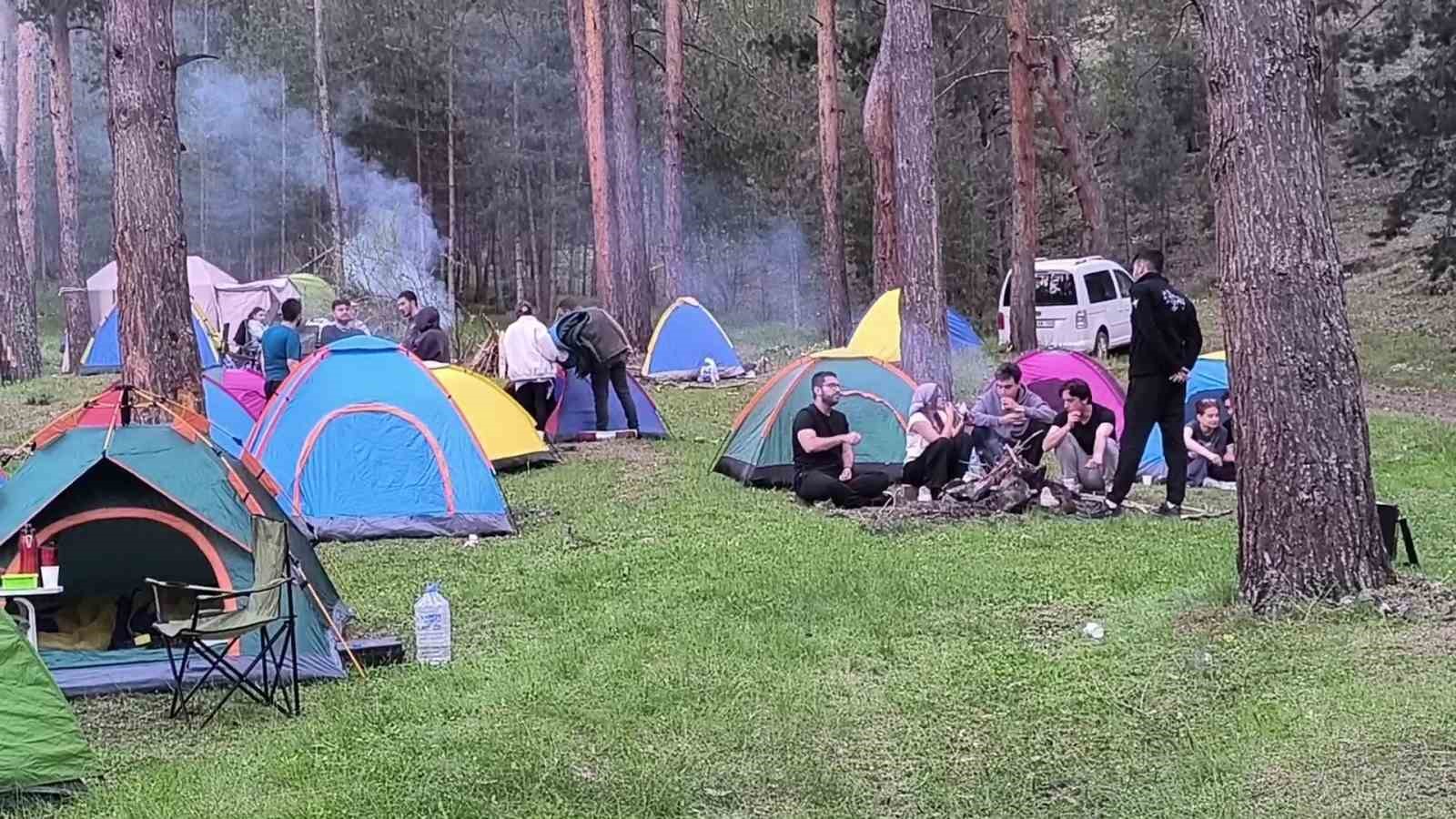 Üniversite öğrencileri Uzundere’de doğayla buluştu