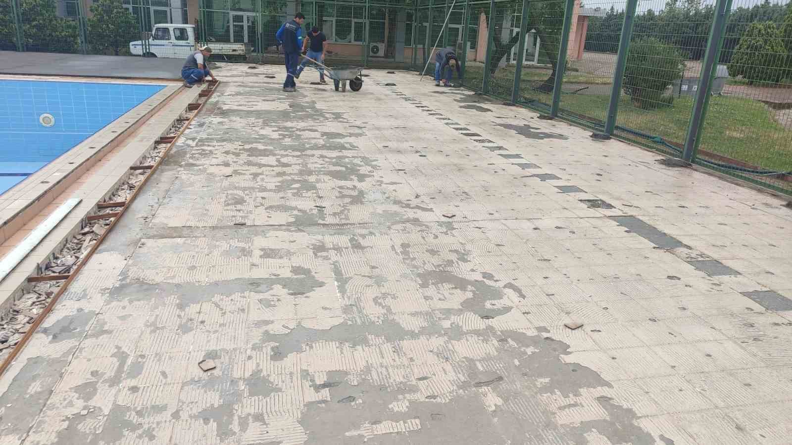 Karacabey Belediyesi y&uuml;zme havuzunu yaza hazırlıyor
