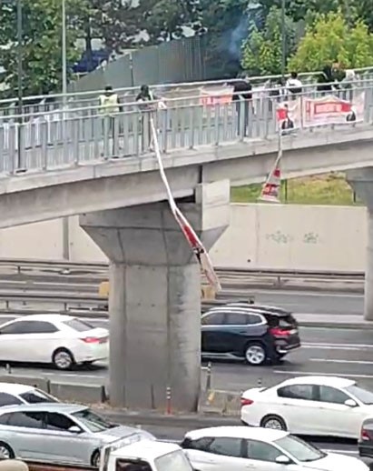 Bayrampaşa&rsquo;da tepki &ccedil;eken kaynak işlemi kamerada: Korkuluklarda trafiğe rağmen işleme devam ettiler
