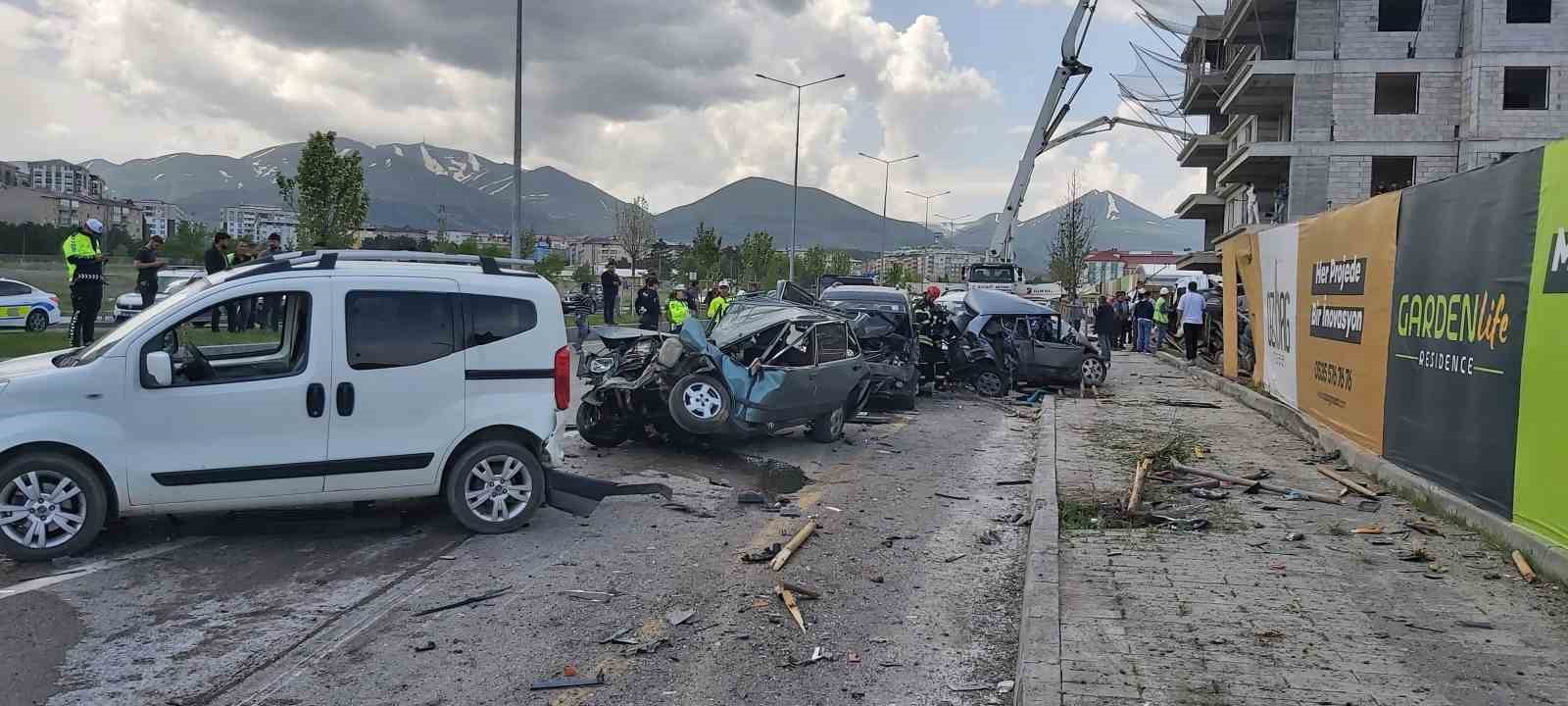 Kontrolden çıkan beton mikseri park halindeki 8 aracı biçti