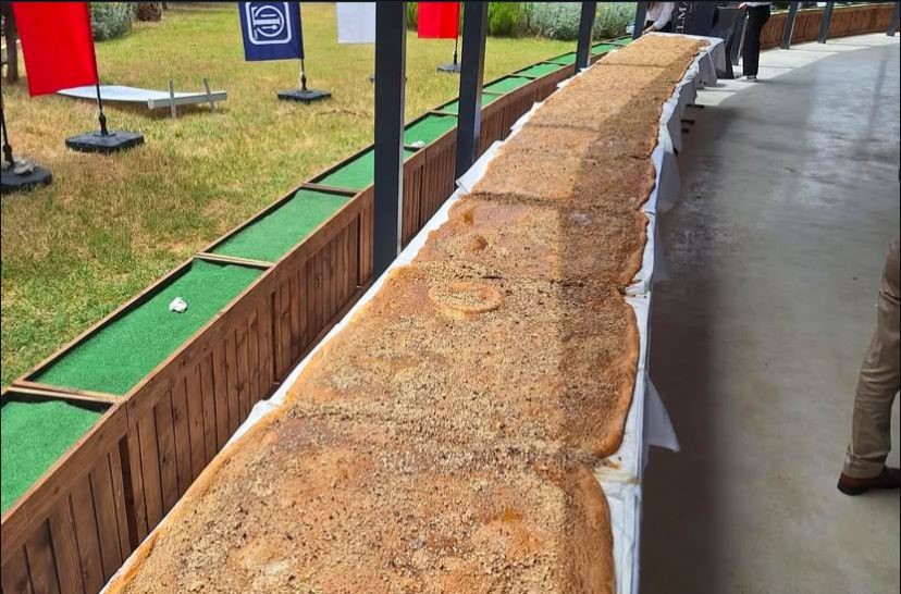 Denizli’de 12 metre 30 santimetreyle dünyanın en büyük ballı, cevizli tahinli pidesi yapıldı