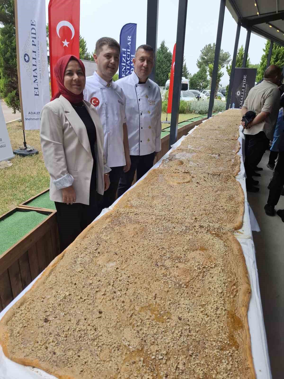Denizli’de 12 metre 30 santimetreyle dünyanın en büyük ballı, cevizli tahinli pidesi yapıldı

