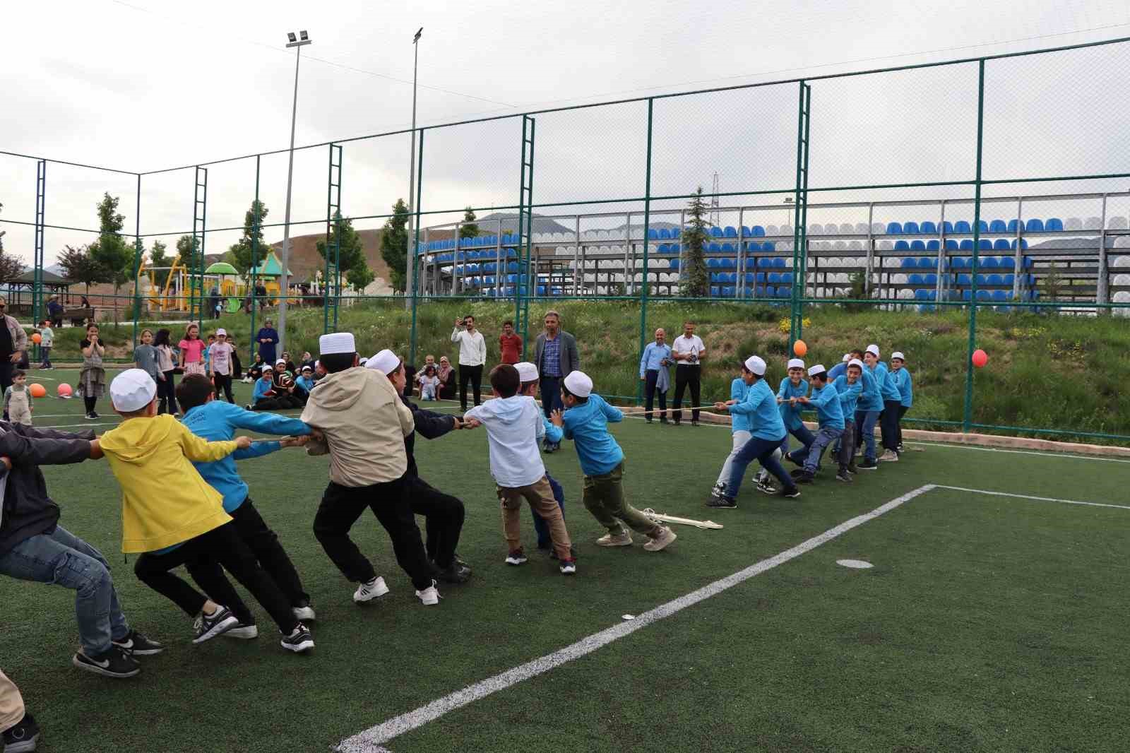 "Ailemle Kitap Okuyorum" etkinliği Oltu&rsquo;da yoğun ilgi g&ouml;rd&uuml;

