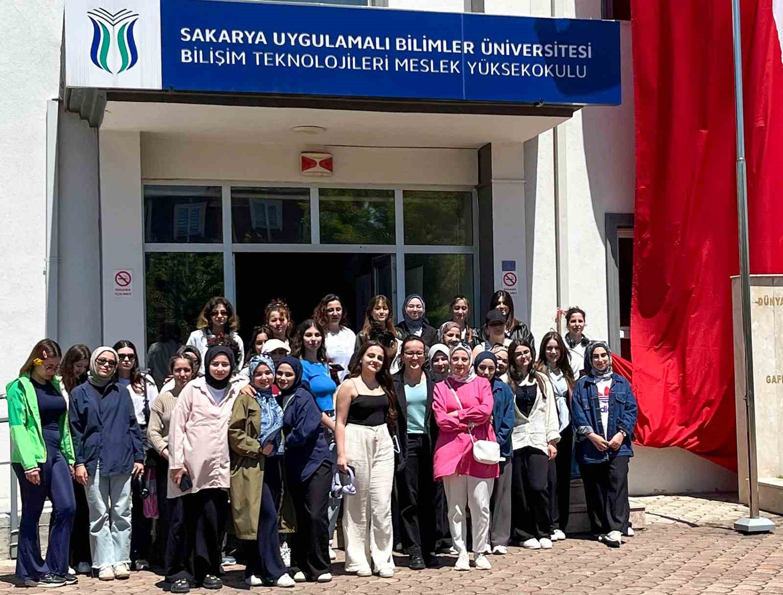 SUBÜ öğrencileri Kefken’de gençlik kampına katıldı