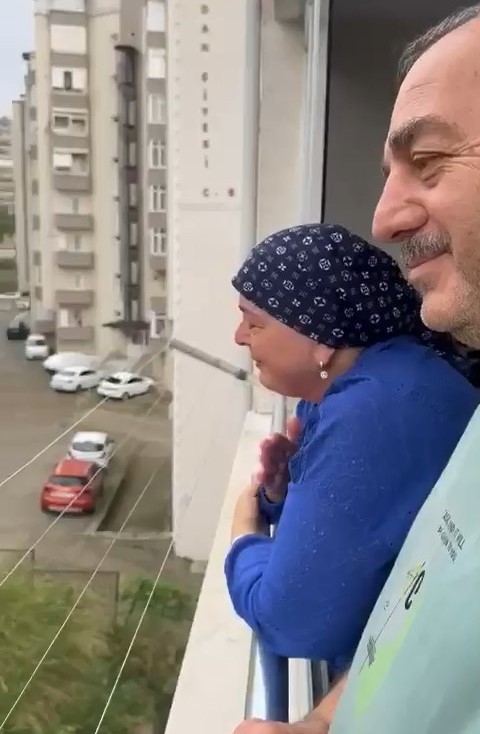 &Ouml;ğrencilerden hasta &ouml;ğretmenlerine duygu dolu ziyaret
