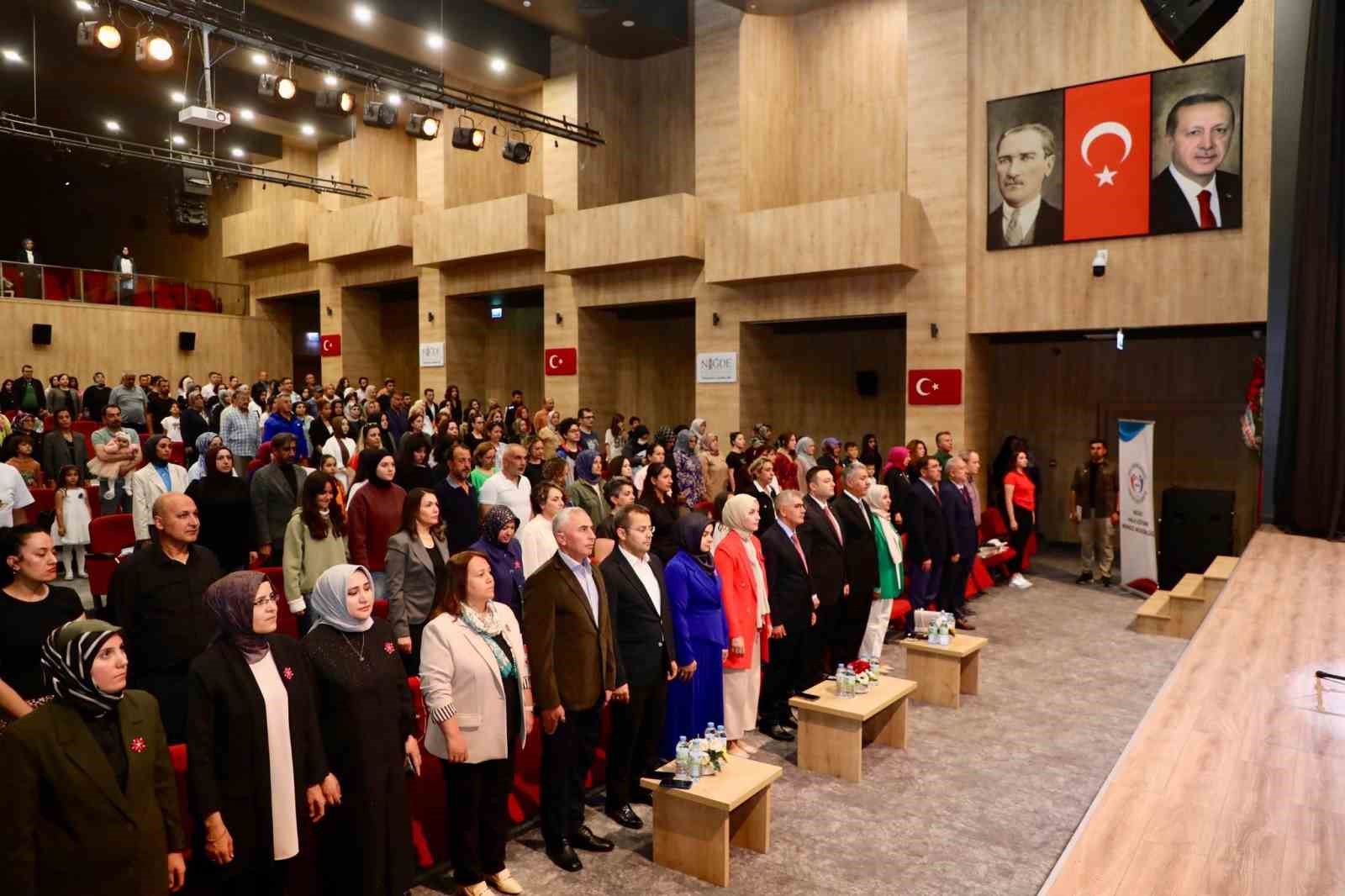 Geçmişten Günümüze Niğde Motifleri Defilesi düzenlendi

