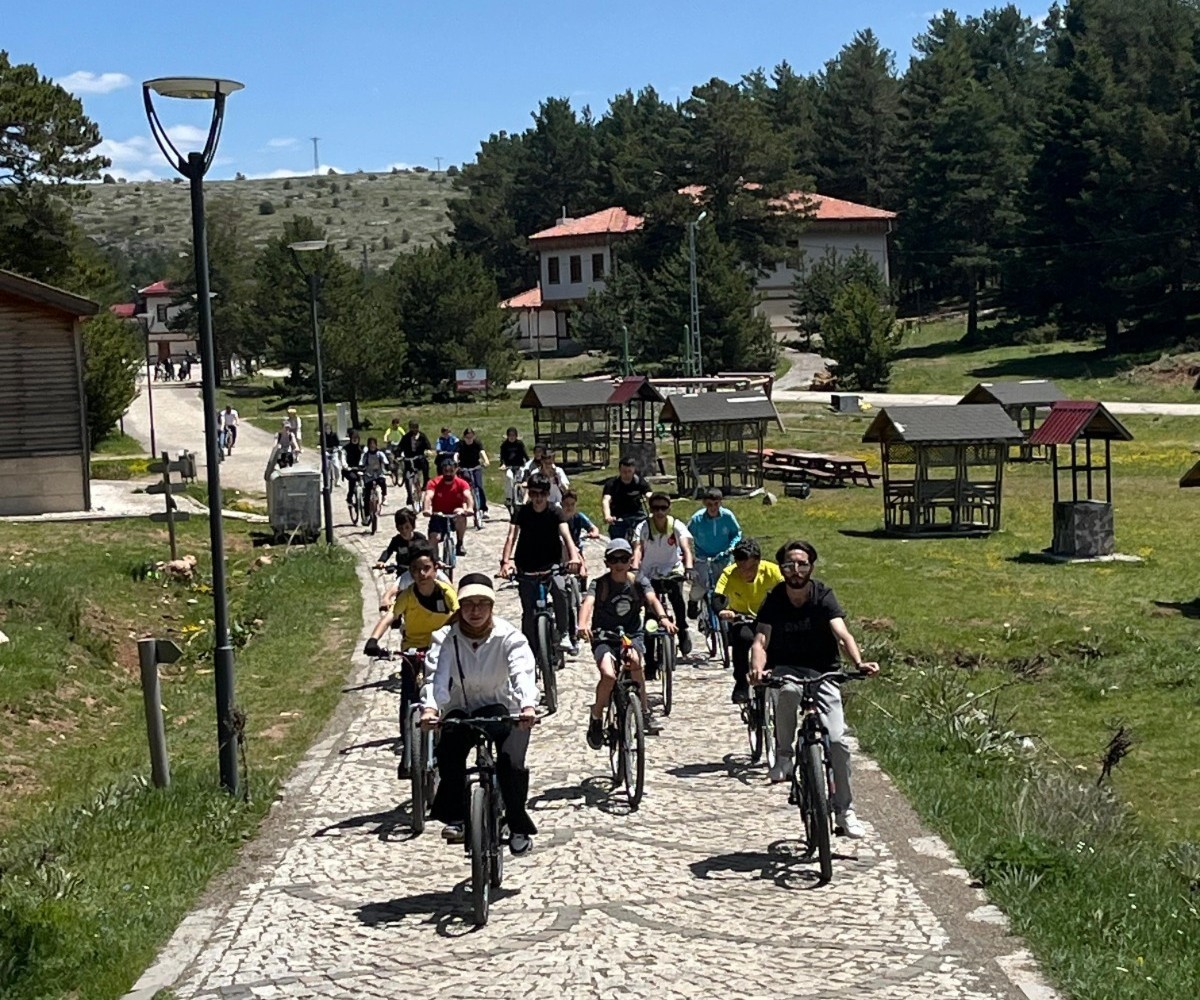 Refahiye’de gençler çevre için pedal çevirdi