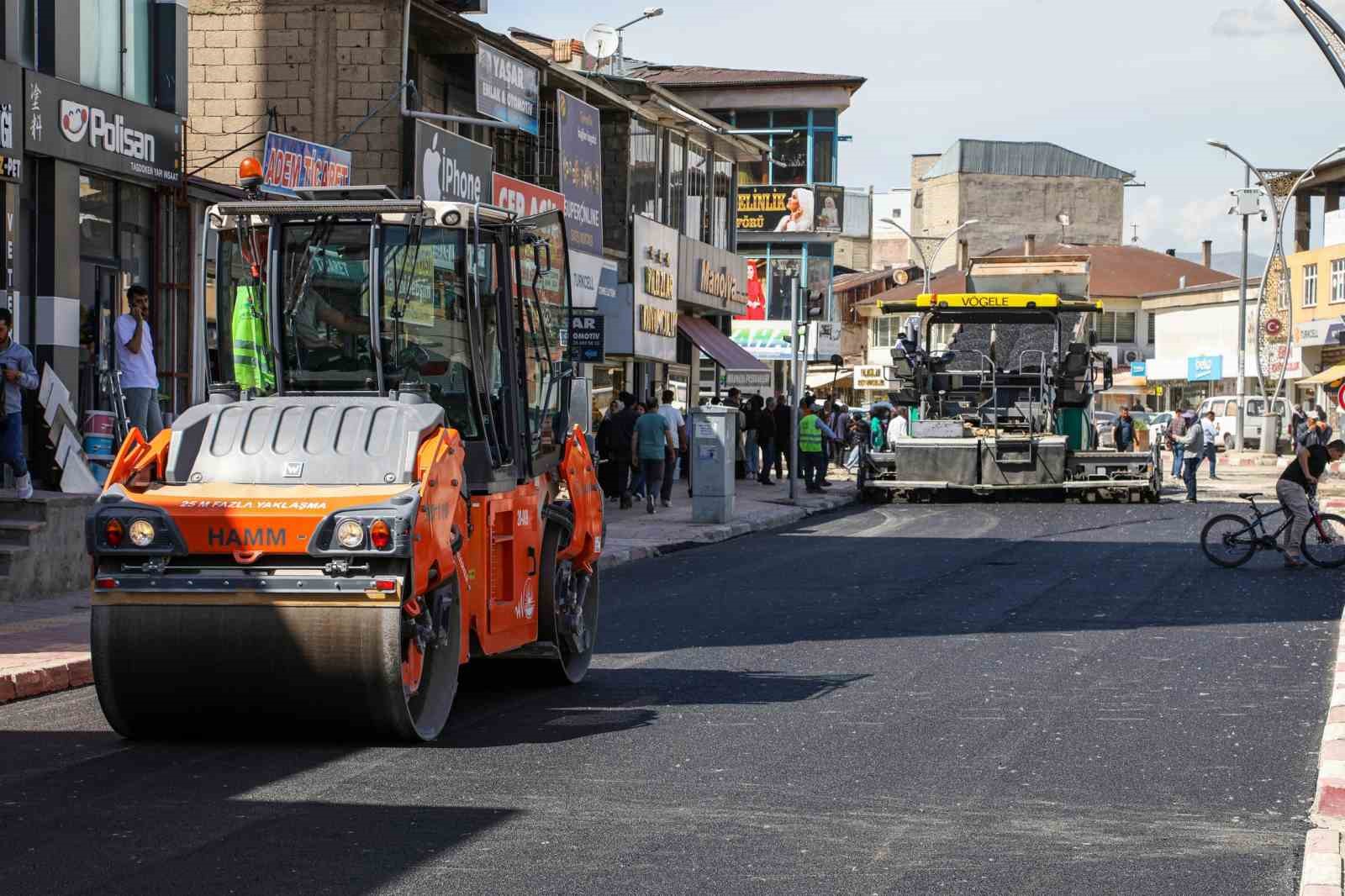 Van Büyükşehir Belediyesi asfalt serimine başladı