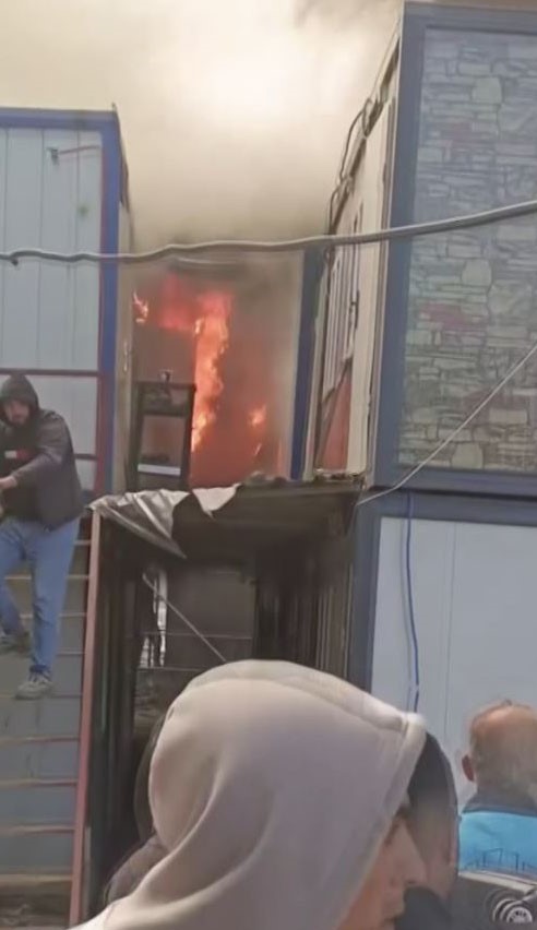 Eyüpsultan’da inşaat işçilerinin alevlerden kaçışı kamerada