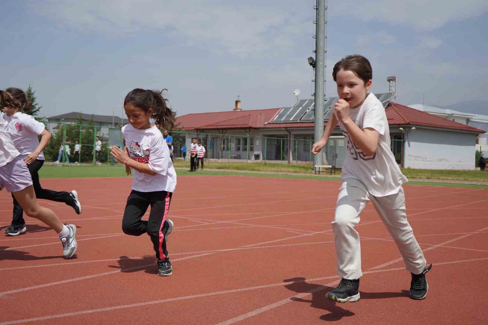 Bolu’da minikler atletizm şenliği renkli görüntülere sahne oldu
