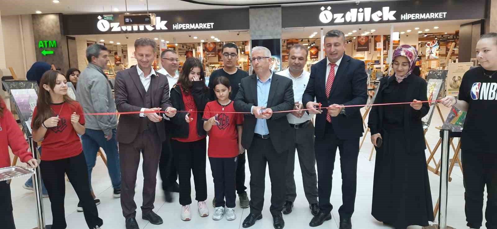 Ortaokul öğrencilerinden görsel sanatlar sergisi