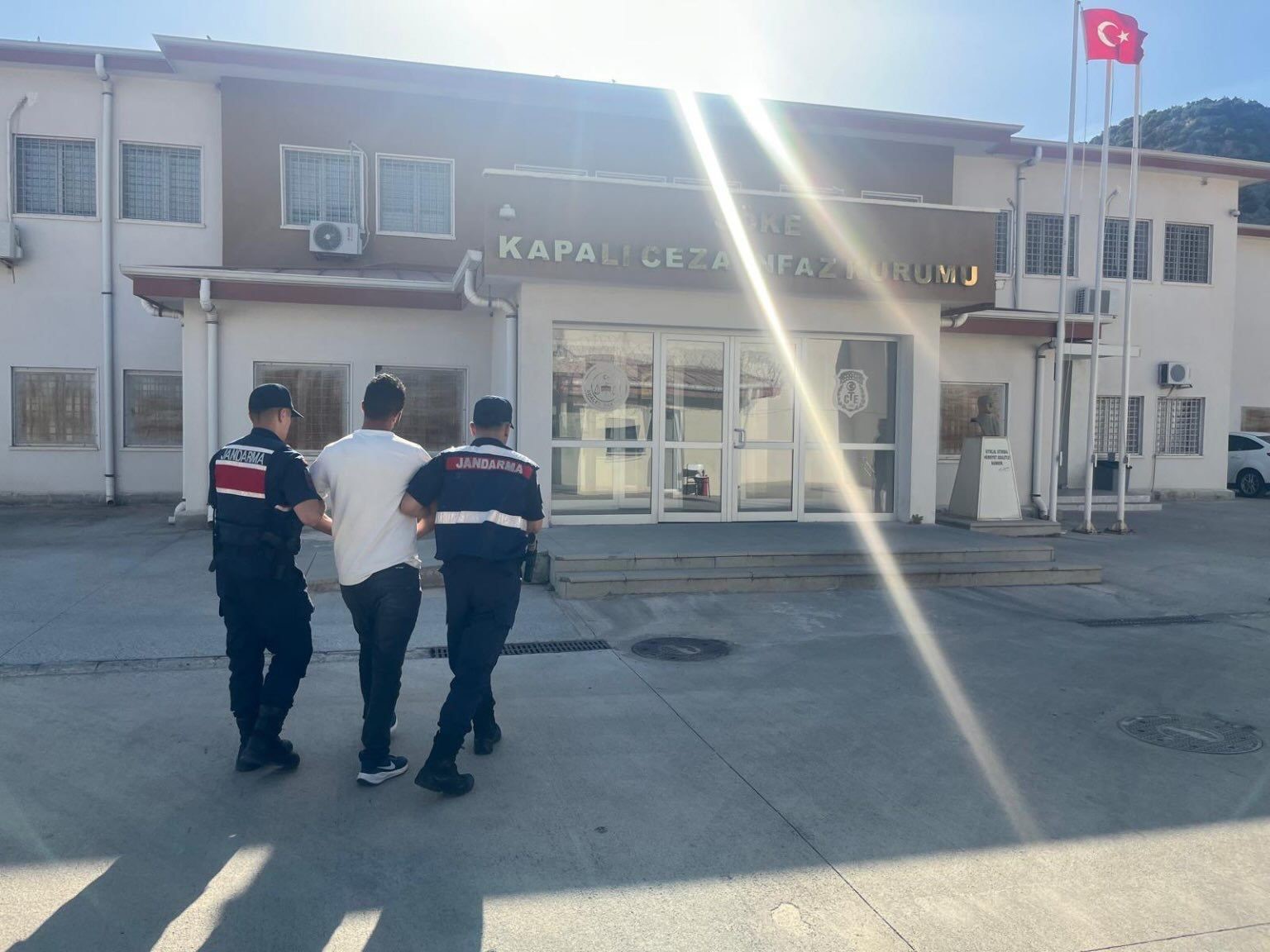 Kuşadası JASAT’tan sahilde operasyon: Aranan şahıs güneşlenirken yakalandı