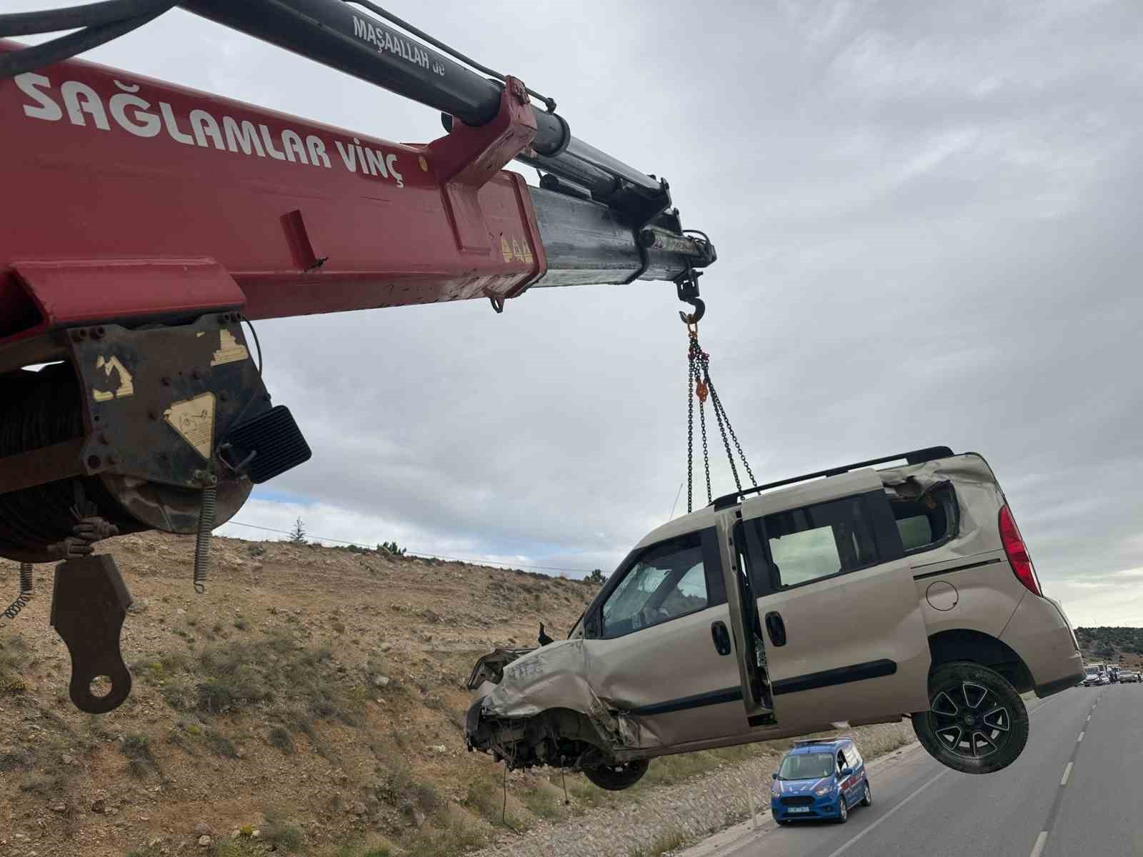 Ref&uuml;je giren hafif ticari ara&ccedil;ta 3 kişi yaralandı
